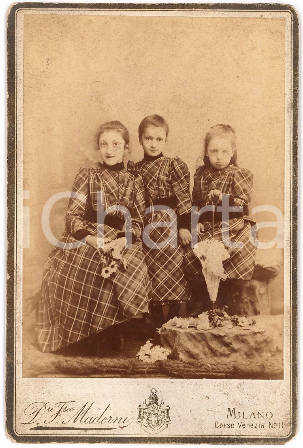 Fotografia d epoca originale 1890 ca MILANO Tre sorelle in abito a quadretti  Ritratto  Foto MADERNI 11x14 1