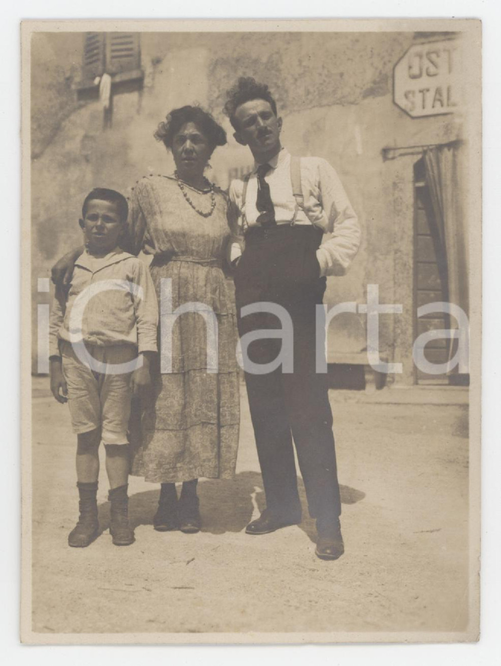 Fotografia d epoca originale 1920 ca COSTUME ITALIA Famiglia sul piazzale di un osteria  Foto 8x11 cm 1