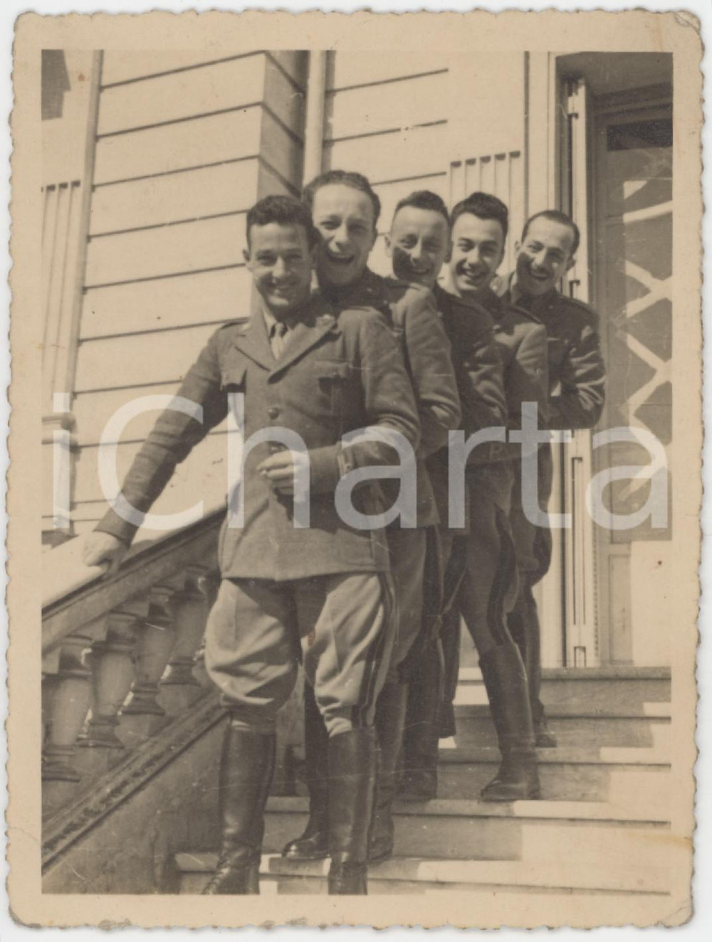 Fotografia d epoca originale 1930 ca ITALIA  Allievi ufficiali su scalinata  Foto CURIOSA 9x12 cm 1