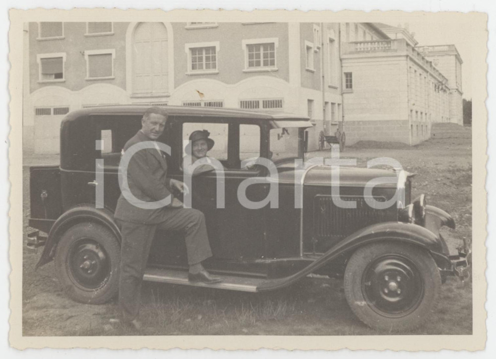 Fotografia d epoca originale 1932 ITALIA Ritratto di coppia con automobile  Foto vintage 12x9 cm 1