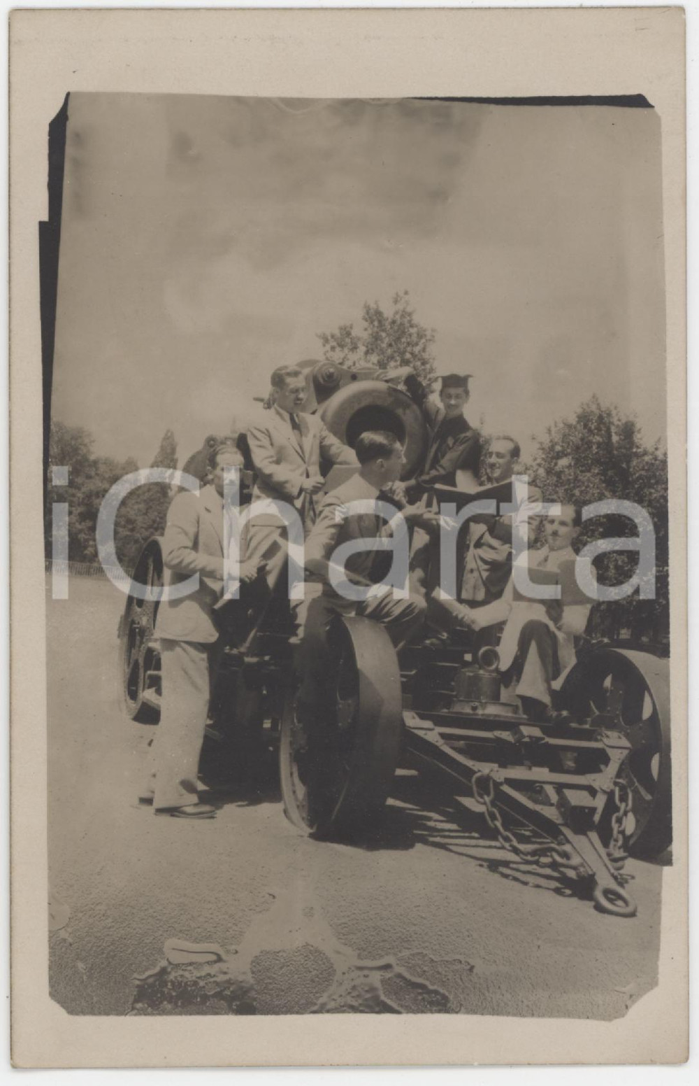 Fotografia d epoca originale 1920 ca GOLIARDIA ? Coro di studenti su macchinario  Foto CURIOSA 9x14 cm 1