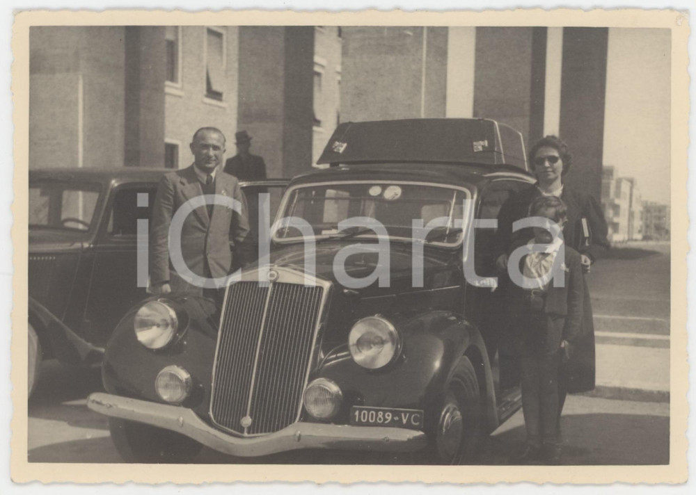 Fotografia d epoca originale 1940 ca VERCELLI Famiglia con auto LANCIA APRILA  Foto vintage 15x10 cm 1