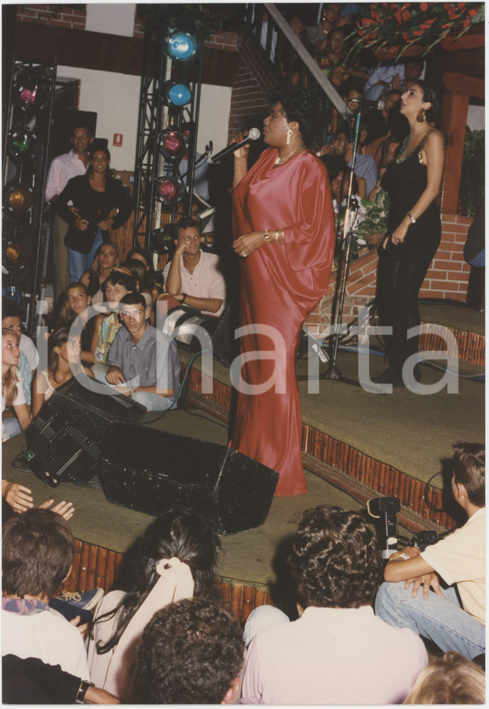 Fotografia d epoca originale 1995 ca FORTE DEI MARMI Gloria GAYNOR in concerto alla CAPANNINA Foto 1