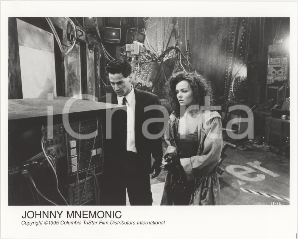 Materiale cinematografico d’epoca 1995 CINEMA Johnny Mnemonic  Keanu REEVES Dina MEYER  Foto 25x20 cm 1