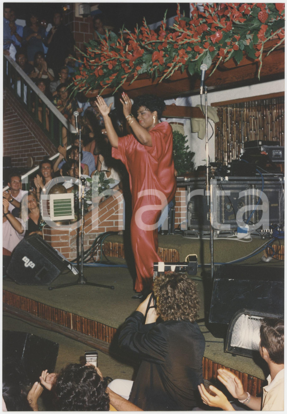 Fotografia d epoca originale 1995 ca FORTE DEI MARMI Gloria GAYNOR in concerto alla CAPANNINA Foto 2 1