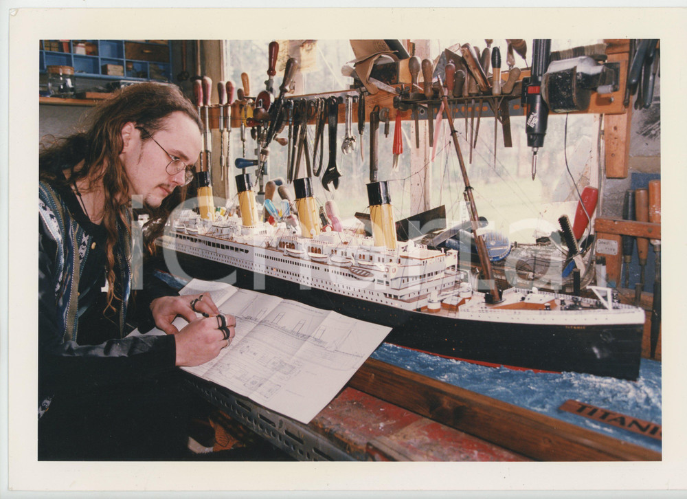 Fotografia d epoca originale 1998 COSTUME UK Jason KING with his sevenfoot model of the TITANIC Photo 30x21 1