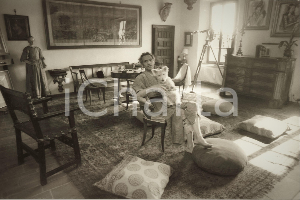 Materiale cinematografico d’epoca 1970 ca ITALIA  COSTUME Pittore posa con barboncino  Ritratto  Foto 30x20 cm 1