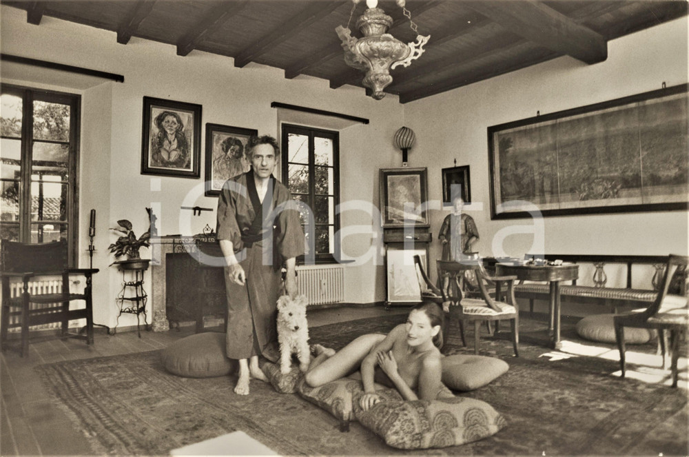 Materiale cinematografico d’epoca 1970 ca ITALIA  EROTICA Pittore nello studio con modella nuda  Foto 30x20 cm 1