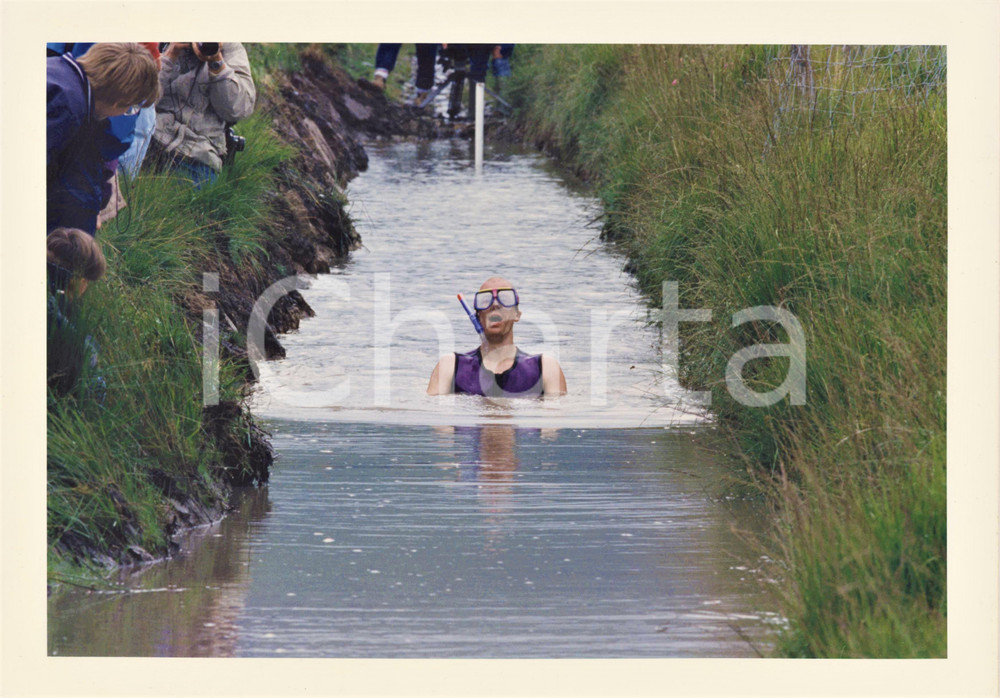 Fotografia d epoca originale 1996 LLANWRTYD WELLS  11th World Bog Snorkelling Championship  Photo 30x21 1 1