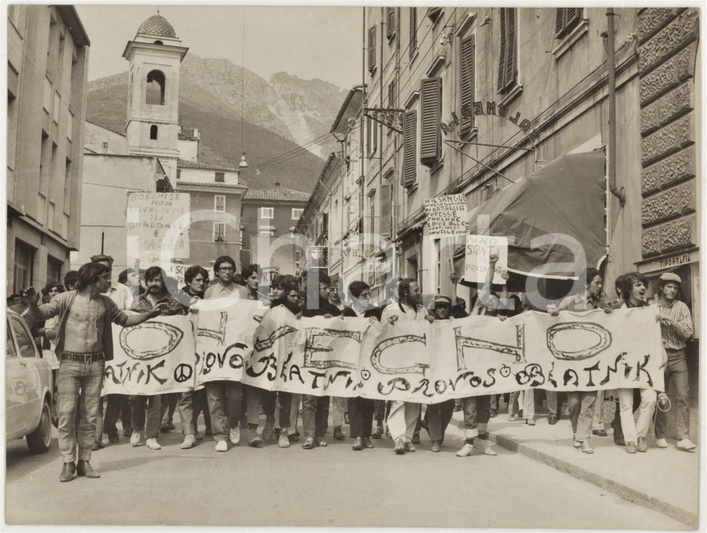 Fotografia d epoca originale 1975 ca VIAREGGIO ? Manifestazione pacifista  Hippie in corteo Foto 24x18 1 1