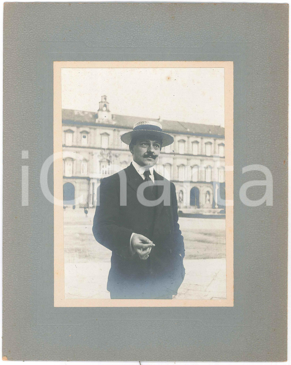 Fotografia d epoca originale 1915 ca NAPOLI Piazza del Plebiscito  Palazzo Reale  Ritratto maschile  Foto 1