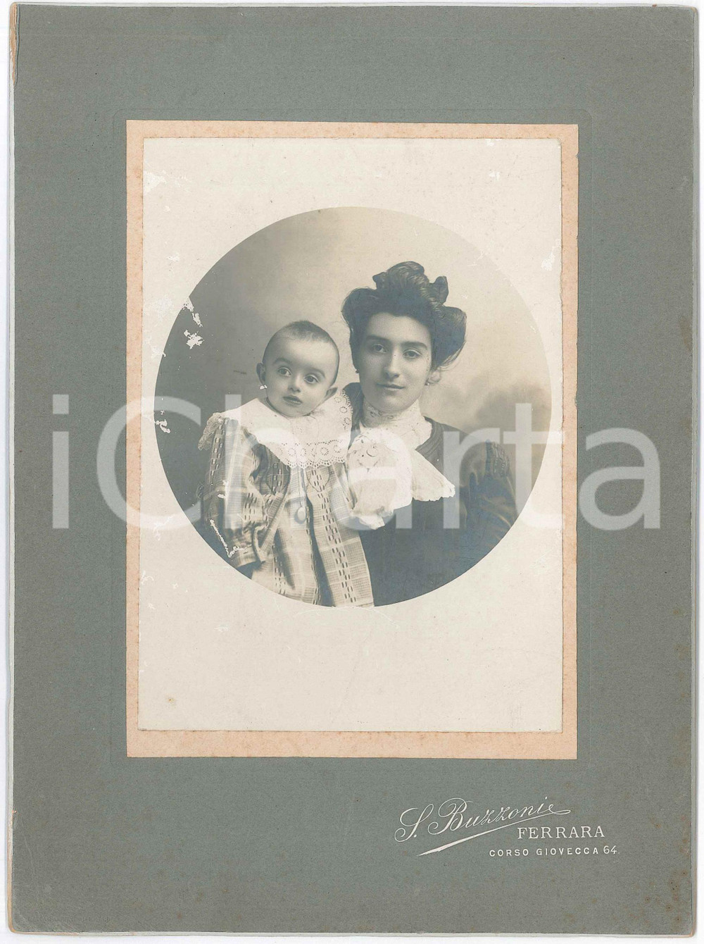 1900 ca FERRARA Madre e figlio - Fotografia BUZZONI 16x23 cm Fotografia d'epoca. FOTOGRAFO: Buzzoni - Corso Giovecca 64, Ferrara POOR/danneggiato Abrasioni al verso Formato: 16x10 originale e autentica 1