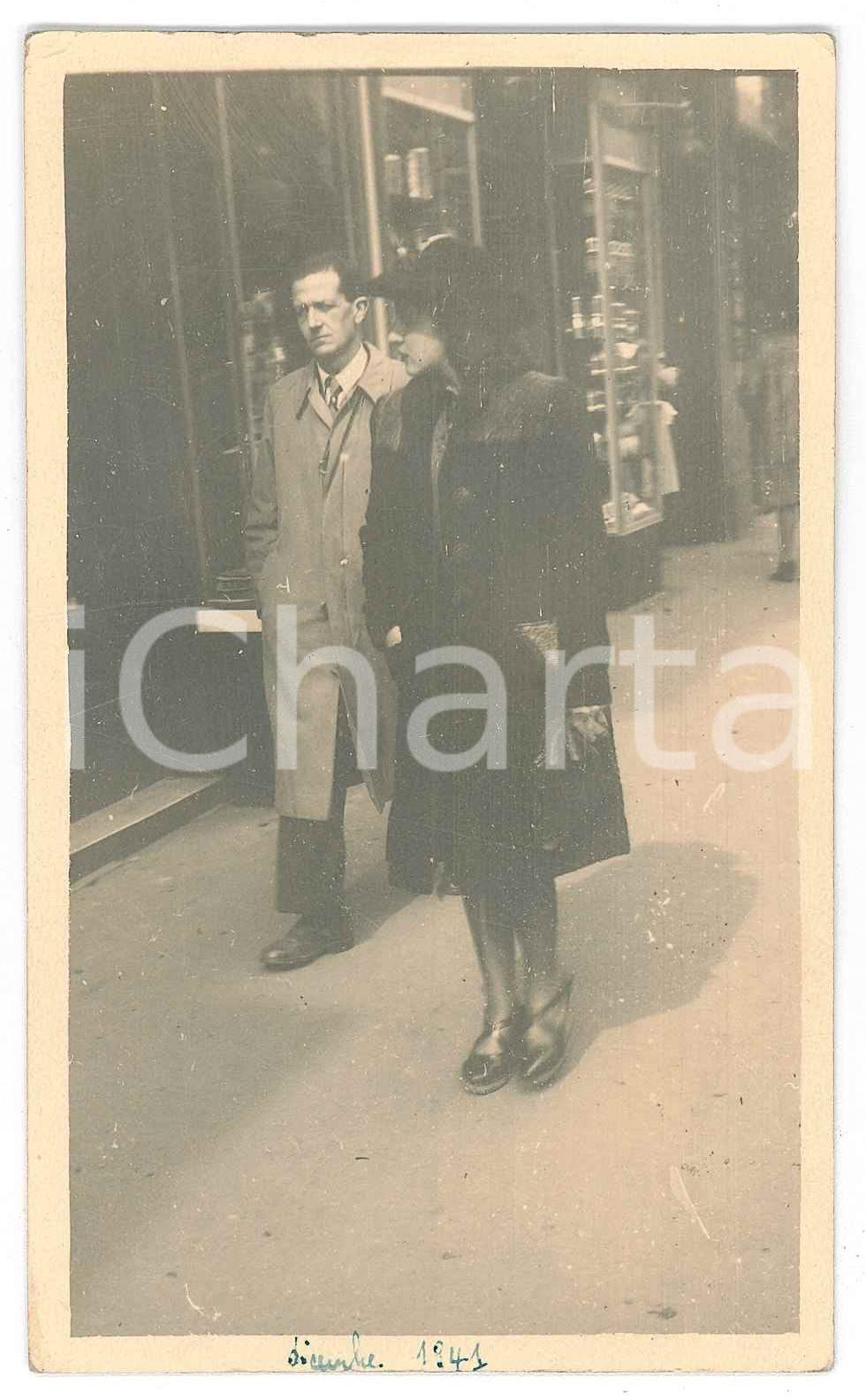 Fotografia d epoca originale 1941 ITALIA Donna che fa shopping  Fotografia ANONIMA 8x12 cm 1