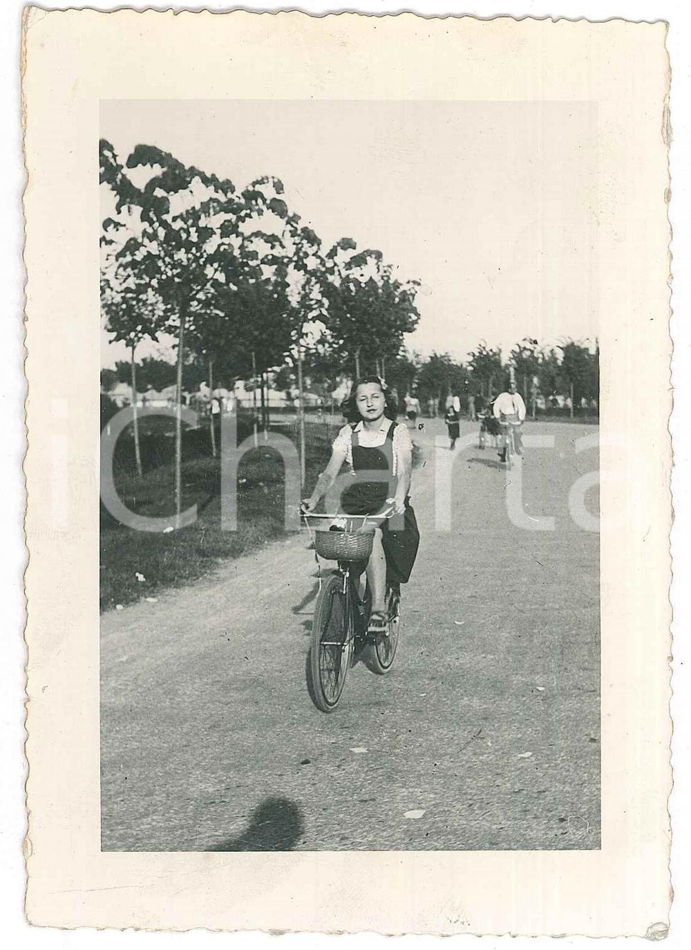 Fotografia d epoca originale 1940 ca ITALIA Ragazza in bicicletta  Fotografia ANONIMA 9x12 cm 1