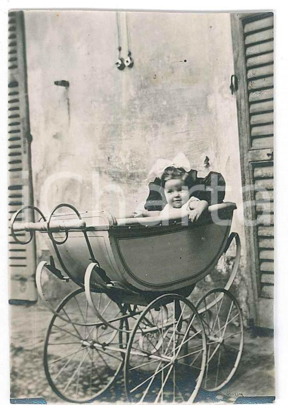 Fotografia d epoca originale 1915 ca ITALIA Bambina nel passeggino  Fotografia ANONIMA 5x8 cm 1
