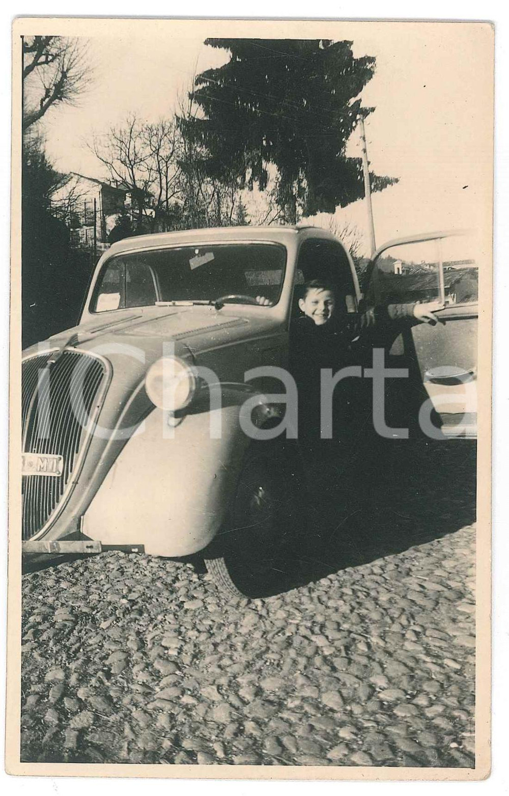 Fotografia d epoca originale 1940 ca AREA DI MILANO Bambino a bordo di una FIAT 500 TOPOLINO  Foto ANONIMA 1