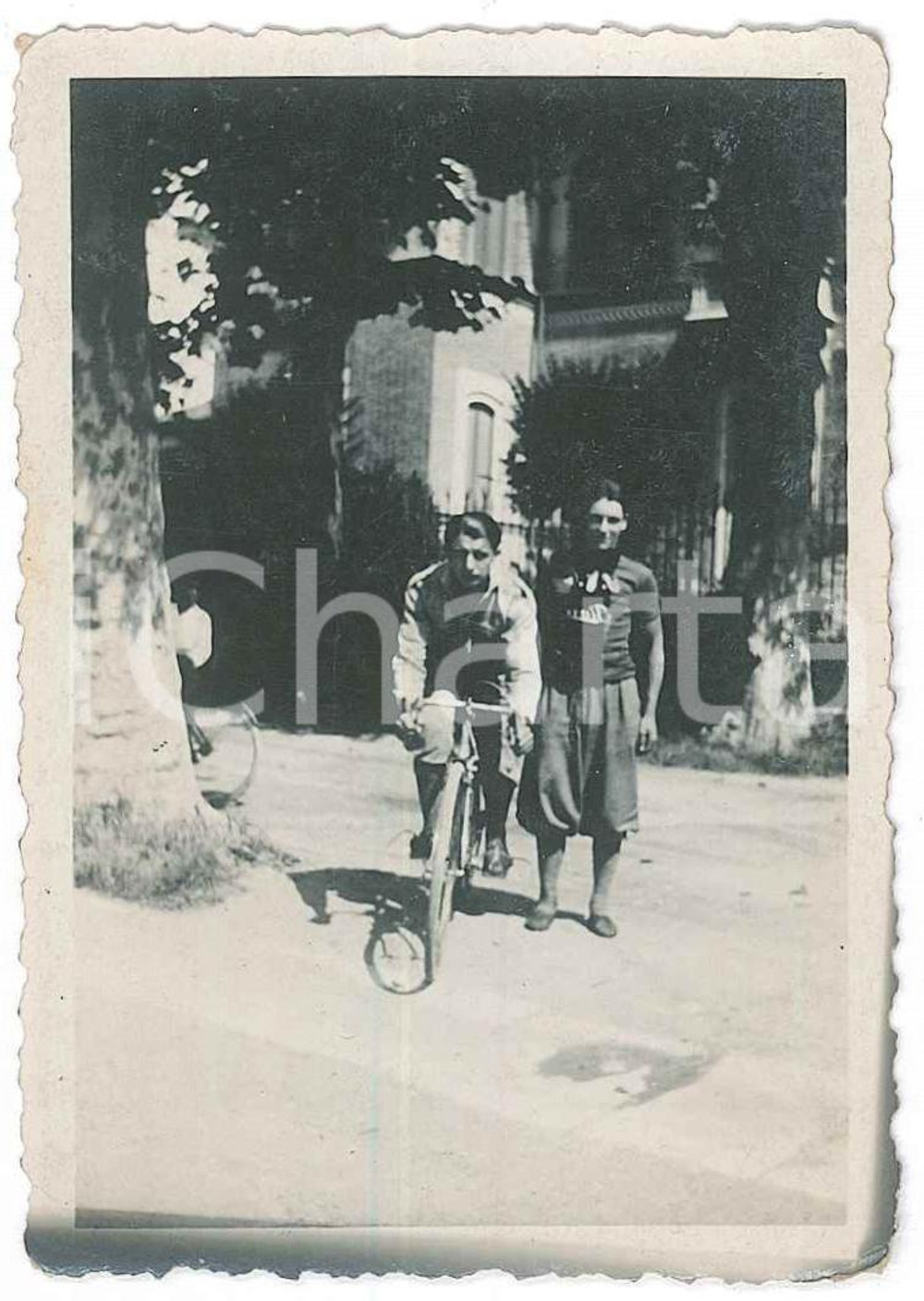 Fotografia d epoca originale 1932 ITALIA  CICLISMO Ritratto di due giovani ciclisti  Foto ANONIMA 6x8 cm 1