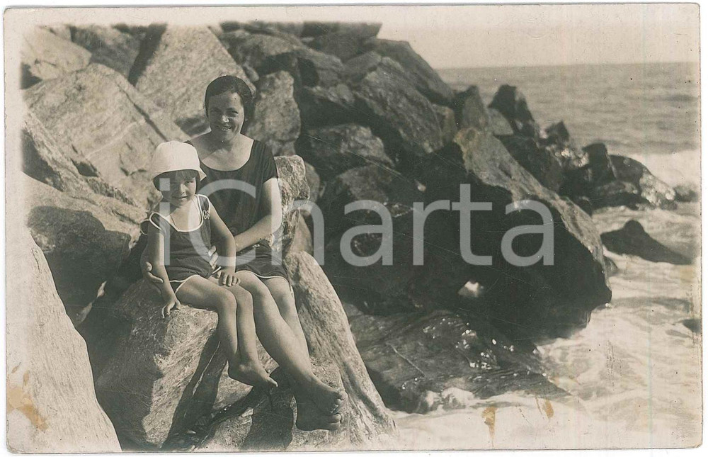 Fotografia d epoca originale 1930 GENOVA PEGLI Madre con e figlio al mare su uno scoglio Foto cartolina 1