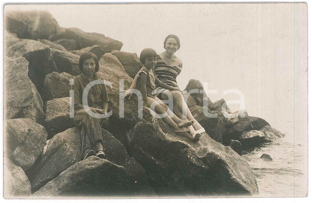 Fotografia d epoca originale 1930 GENOVA PEGLI Madre con i due figli al mare su uno scoglio Foto cartolina 1