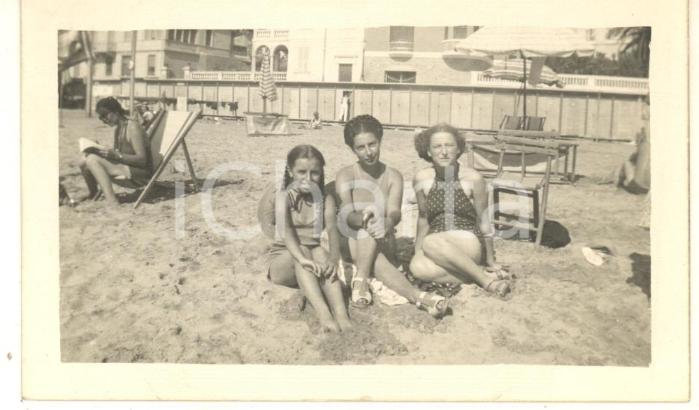 Fotografia d epoca originale 1938 SANREMO Donne e bambina in spiaggia  Ritratto  Fotografia 10x6 cm 1