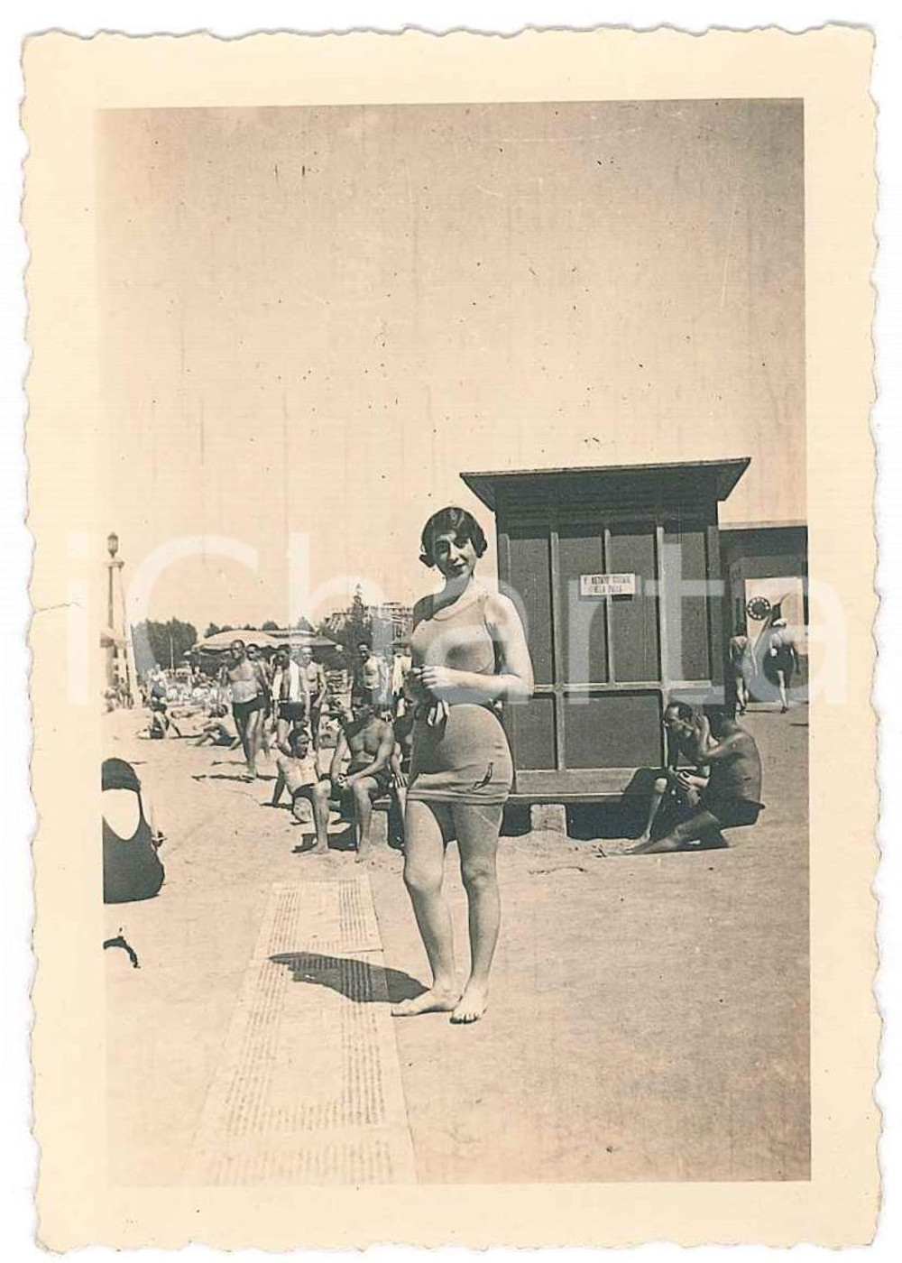 Fotografia d epoca originale 1930 ca COSTUME LIGURIA Giovane donna in spiaggia Foto 6x10 cm 1