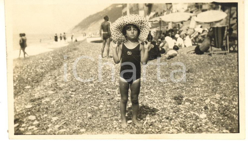 Fotografia d epoca originale 1930 ca LIGURIA Bambina in spiaggia  Ritratto  Fotografia 10x6 cm 1