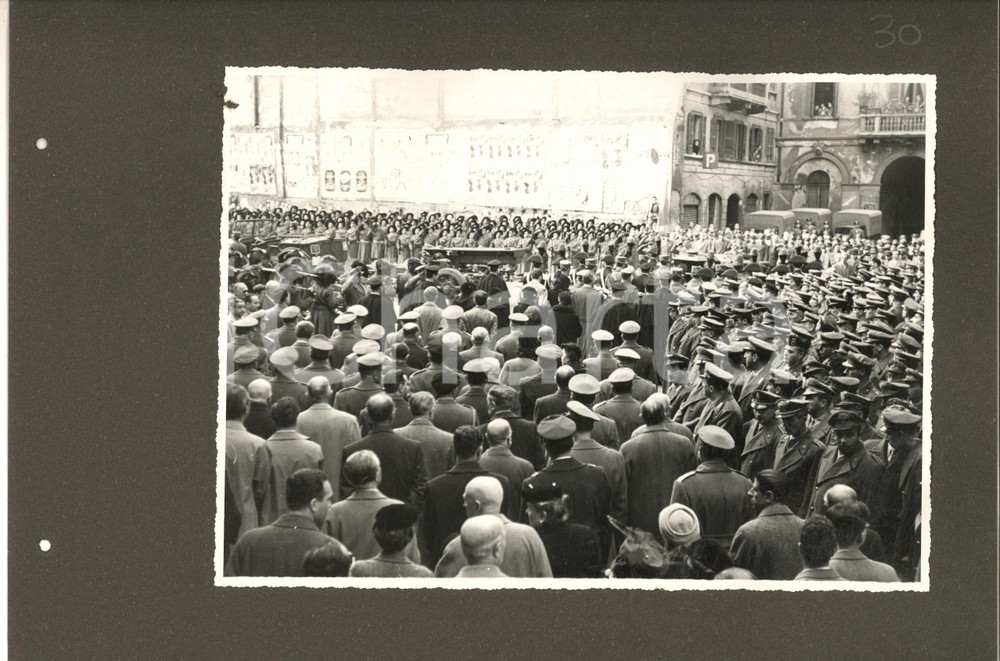 Fotografia d epoca originale 1952 MILANO BRERA Funerali gen. Umberto UTILI  Folla in Piazza del Carmine 1