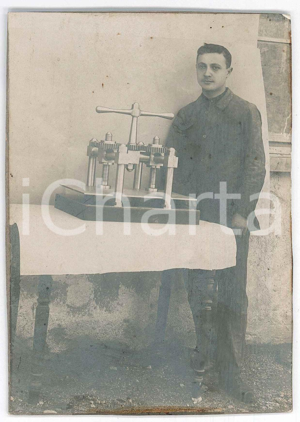 Fotografia d epoca originale 1910 ca ITALIA  MESTIERI  Ritratto di operaio con una pressa  Foto 10x14 cm 1