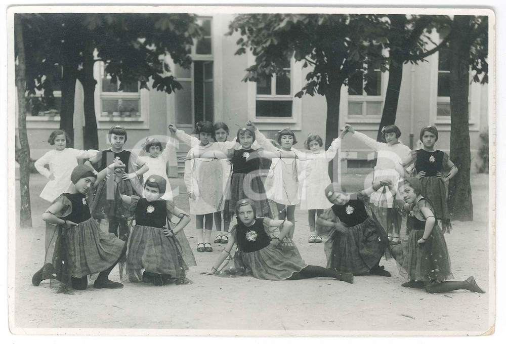 Fotografia d epoca originale 1933 MILANO Festa scuola elementare  Bambine in costume  Foto BERETTA 17x12 cm 1