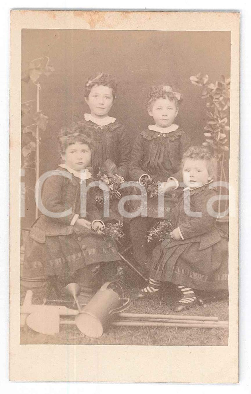 Fotografia d epoca originale 1900 ca COSTUME BAMBINI Quattro sorelline in abito scuro con mazzolini Foto CDV 1