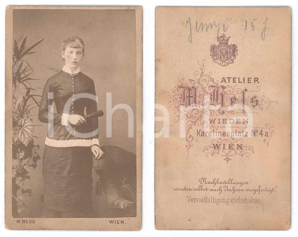 Fotografia d epoca originale 1880 ca WIEN AUSTRIA Ragazza con il ventaglio  Foto M. HESS CDV 1