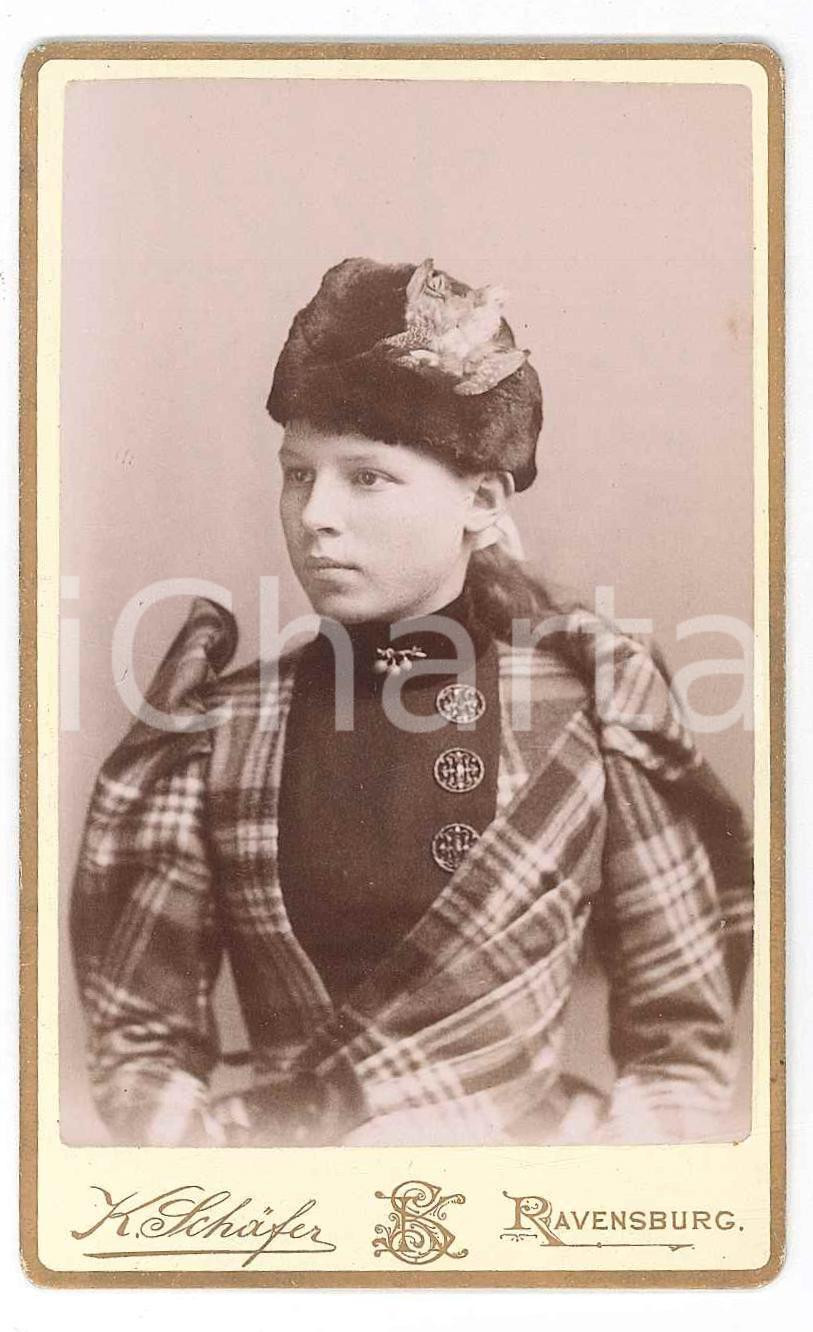 Fotografia d epoca originale 1890 ca RAVENSBURG Ragazza in abito a quadretti e cappello Foto K. SCHAEFER CDV 1