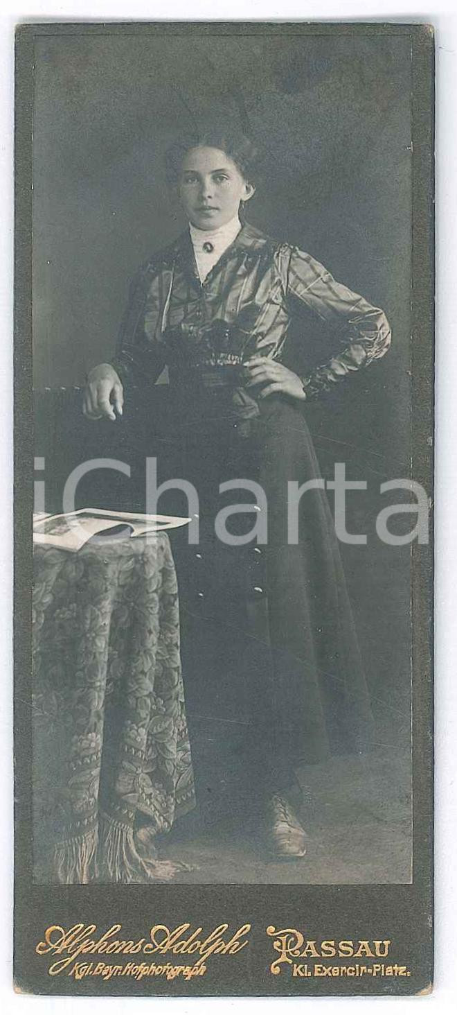 Fotografia d epoca originale 1890 ca PASSAU D Giovane donna con una rivista  Foto Alphons ADOPLH CDV 1