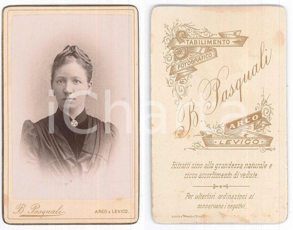 Fotografia d epoca originale 1890 ca TRENTINO Ritratto di donna con abito in velluto Foto B. PASQUALI 1