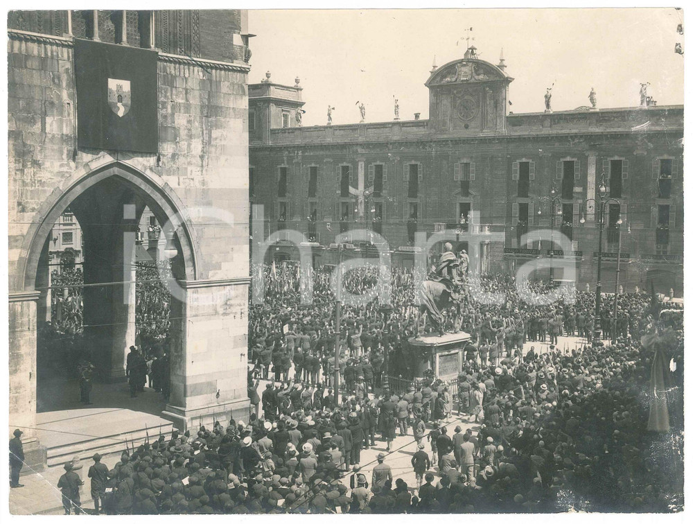Fotografia d epoca originale 1925 ca PIACENZA Piazza CAVALLI  Folla a un evento pubblico  Foto 24x18 1