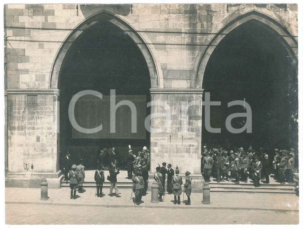 Fotografia d epoca originale 1925 ca PIACENZA Palazzo Comunale  Cerimonia presso la lapide ai Caduti  Foto 1