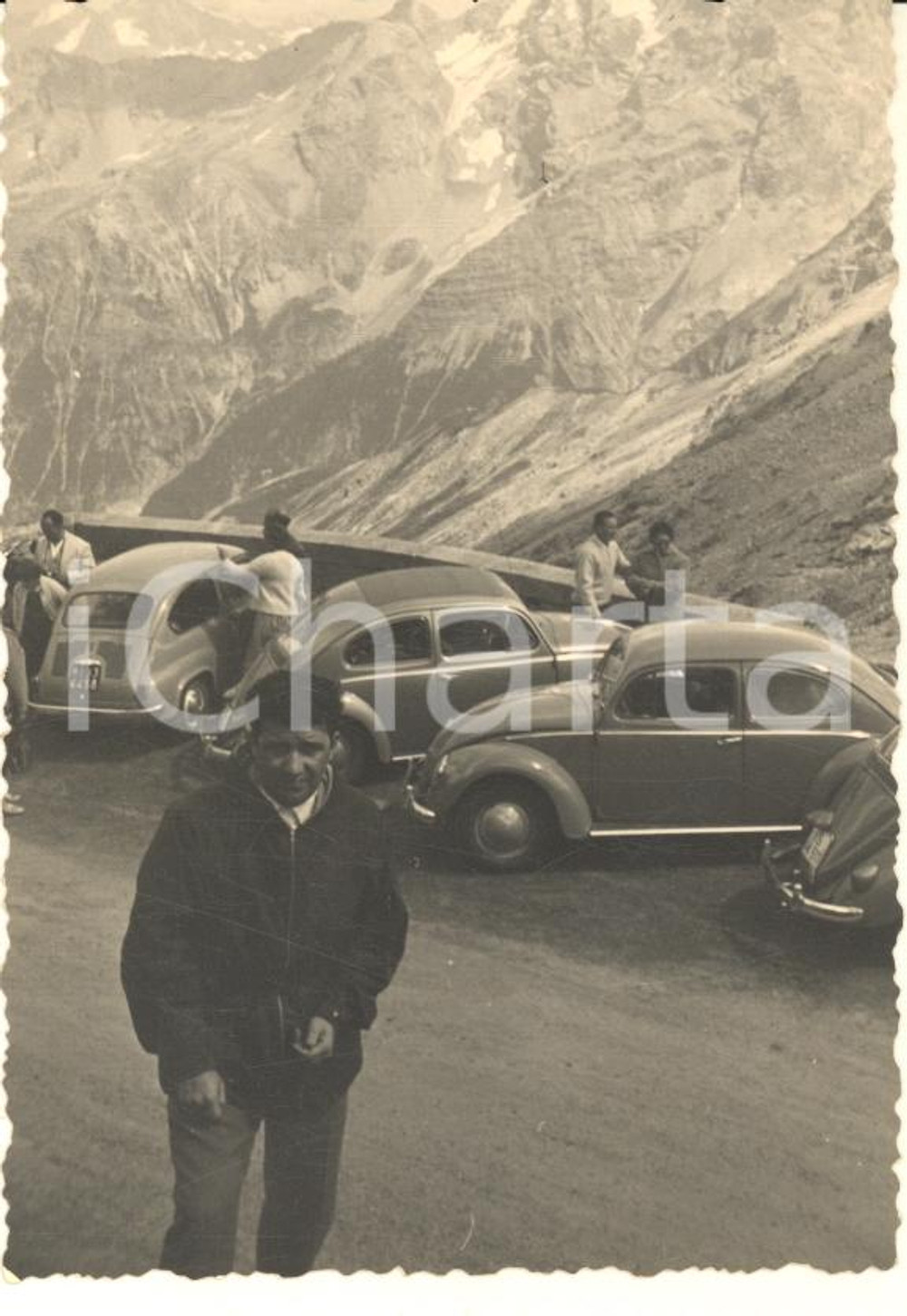 Fotografia d epoca originale 1960 ca DOLOMITI Escursionisti con le auto presso belvedere  Foto VINTAGE 7x10 1