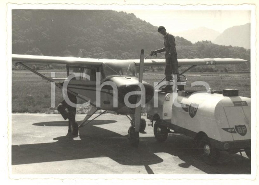 Fotografia d epoca originale 1960 ca ITALIA  AVIAZIONE  Rifornimento carburante per elicottero Foto 10x7 1