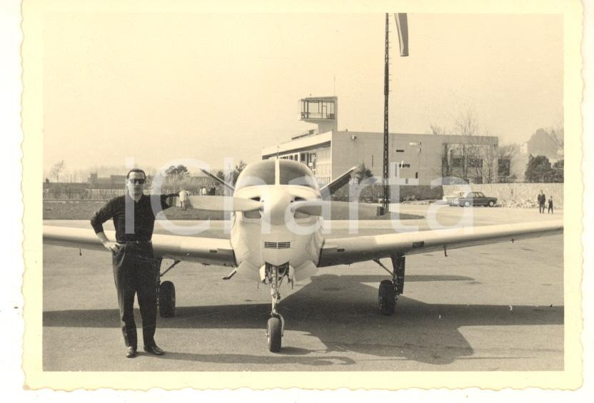 Fotografia d epoca originale 1960 ca ITALIA  AVIAZIONE  Pilota con elicottero 2 Foto 10x7 cm 1
