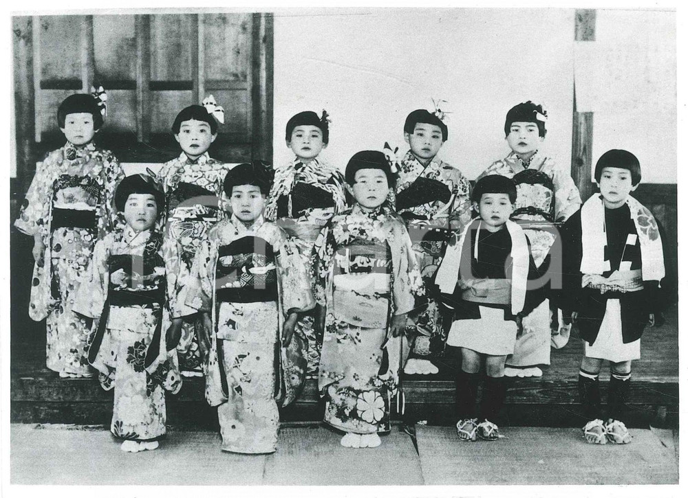 Fotografia d epoca originale 1970 ca JAPAN Scuola elementare  Saggio di danza in kimono Foto 18x13 cm 1