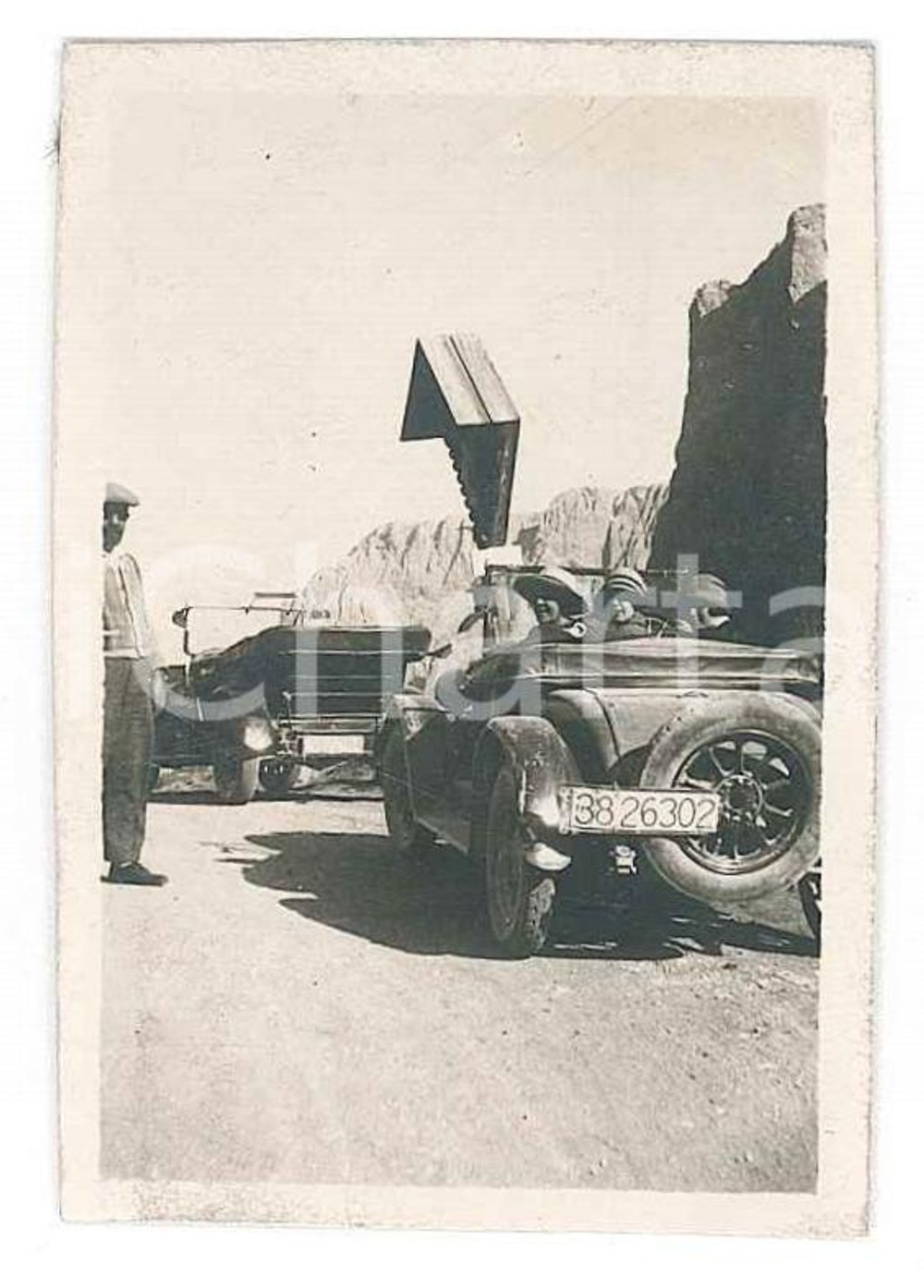 Fotografia d epoca originale 1925 ca DOLOMITI  PASSO GARDENA  Turisti in automobile Foto 4x6 cm 1
