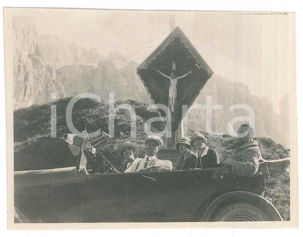 Fotografia d epoca originale 1925 ca DOLOMITI  PASSO GARDENA  Turisti in automobile Foto 10x8 cm 1