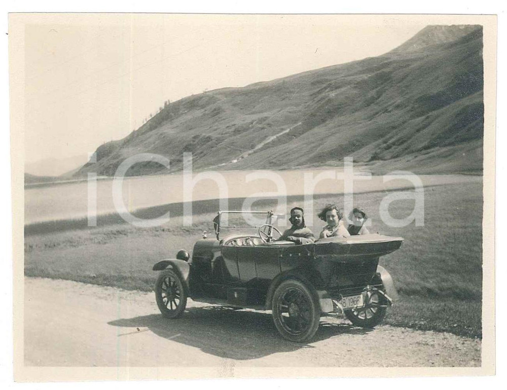 Fotografia d epoca originale 1925 TRENTINO Catena delle Maddalene  Donne in auto presso un lago  Foto 10x8 1