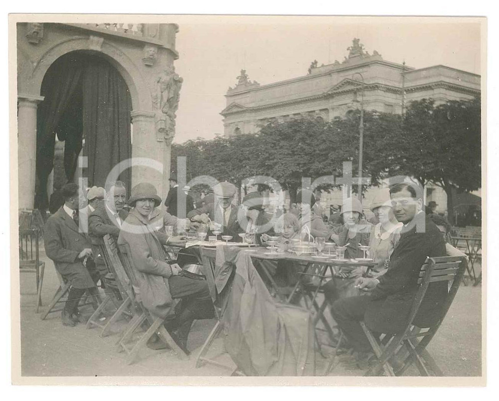 Fotografia d epoca originale 1925 BERGAMO Famiglie in un ristorante all aperto 2 Foto 8x10 cm 1