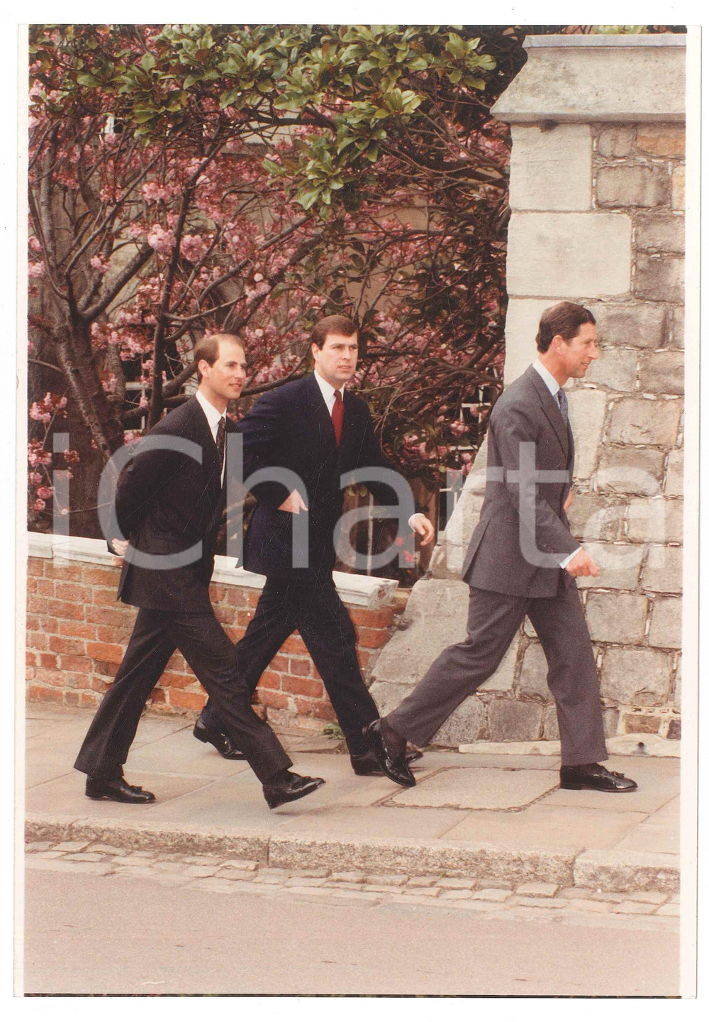 Fotografia d epoca originale 1990 ca LONDON Princes Andrew Charles and Edward going to the Easter mass Photo 1