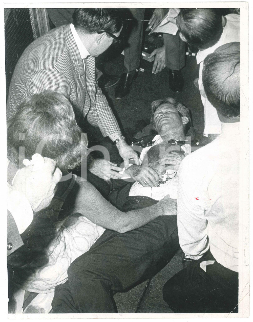 Fotografia d epoca originale 1968 LOS ANGELES USA Bob KENNEDY a terra dopo l attentato Foto 20x26 cm 1