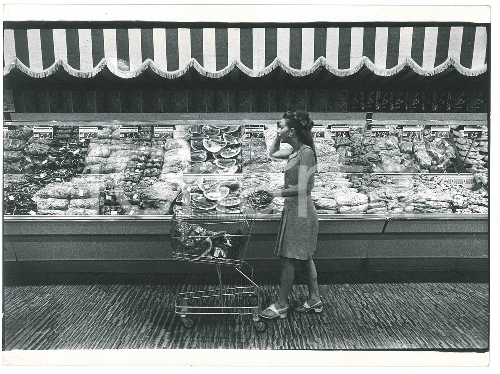 Fotografia d epoca originale 1975 ca COSTUME MILANO Supermercato MAX MARKET  Donna ai banchi  Foto 24x18 cm 1