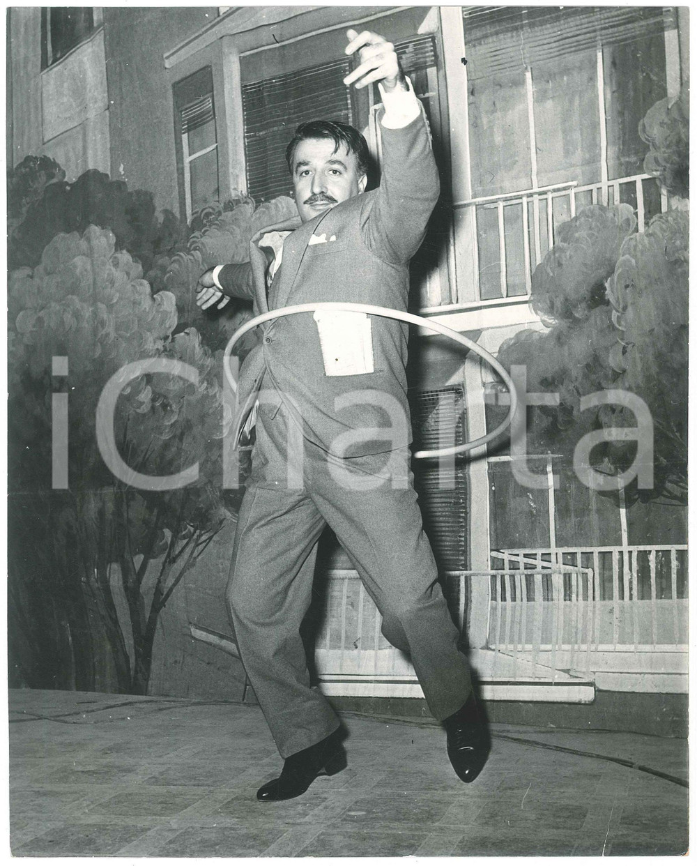 Fotografia d epoca originale 1958 COSTUME ITALIA Alberto TALEGALLI gioca con l hulahoop  Foto 1