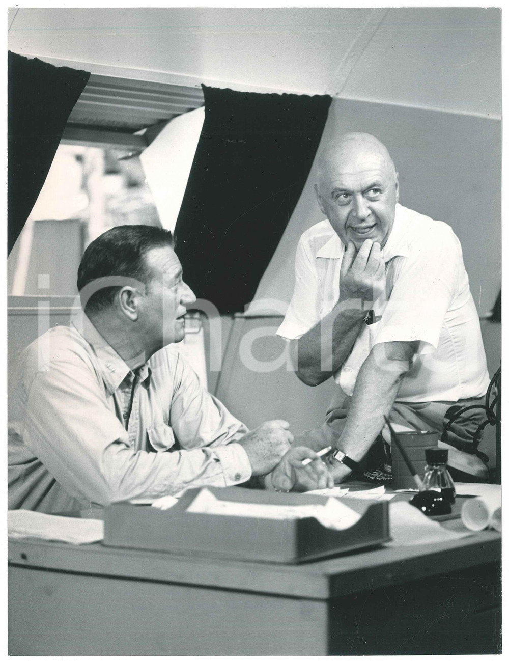 Fotografia d epoca originale 1964 CINEMA Otto PREMINGER e John WAYNE sul set di In Harm s Way Foto 1