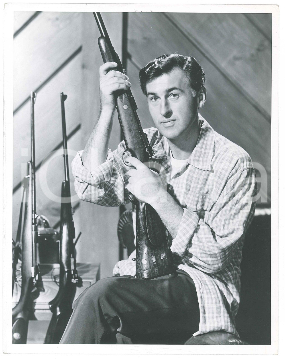 Fotografia d epoca originale 1950 ca CINEMA Attore Stewart GRANGER  Ritratto con fucile  Foto 20x26 cm 1